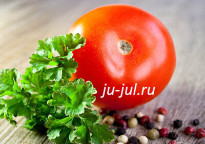 Салат из помидоров с болгарским перцем, луком и чесноком