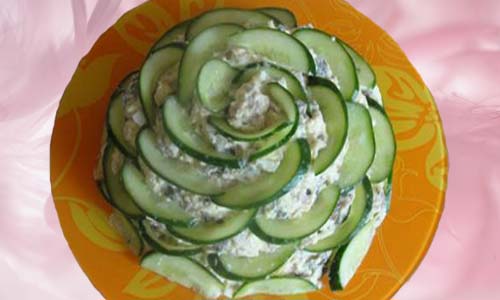салат зелёный цветок с огурцами на тарелке