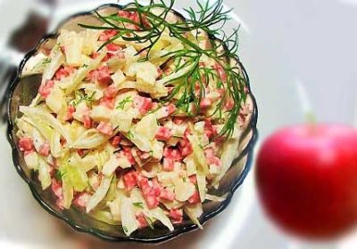 Луковый салат с колбасой и яблоком, рецепт