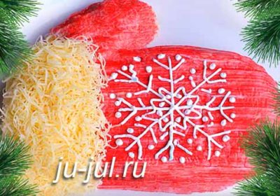 Новогодний салат "Варежка Деда Мороза" с консервами