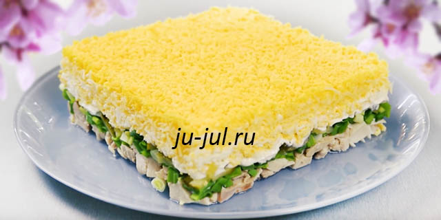 Слоёный салат с курицей, сыром, яйцами и огурцами