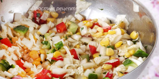 Овощной салат с кукурузой и капустой