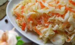 Белокочанная капуста с морковью и чесноком в маринаде, рецепт на зиму