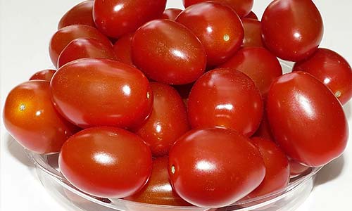Маринованные помидоры, нашпигованные чесноком