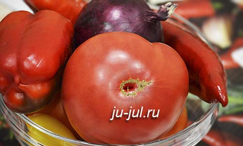 Пряный кетчуп из помидоров с болгарским перцем и луком