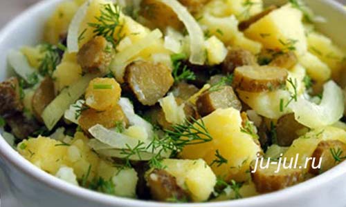 немецкий картофельный салат с солёными огурцами, луком