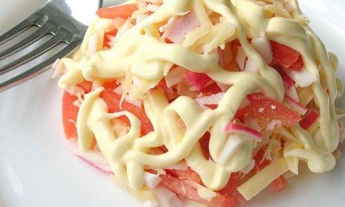 салат из крабовых палочек с помидорами и сыром в майонезе