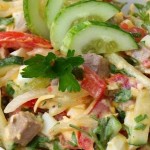 салат с говядиной, сыром и овощами в салатнике