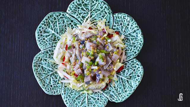 Салат с сельдью и пекинской капустой