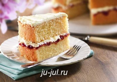 Бисквитный торт Виктория с вареньем и сливочным кремом