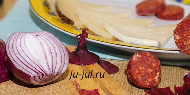 Салат с копчёной колбасой, сыром, луком и огурцами