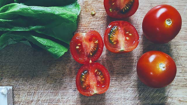 Рецепт приготовления вкусной и простой домашней заготовки: помидоры половинками на зиму